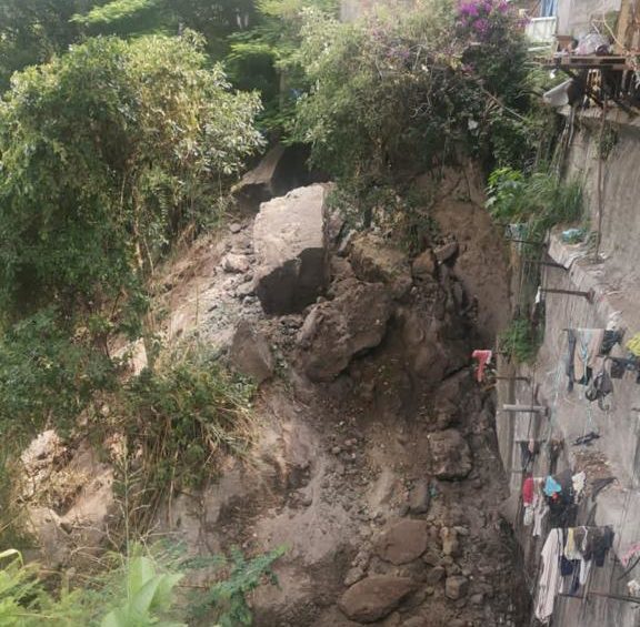 Desalojarán a dos familias que viven en barranca del Puente 2000 en Cuernavaca