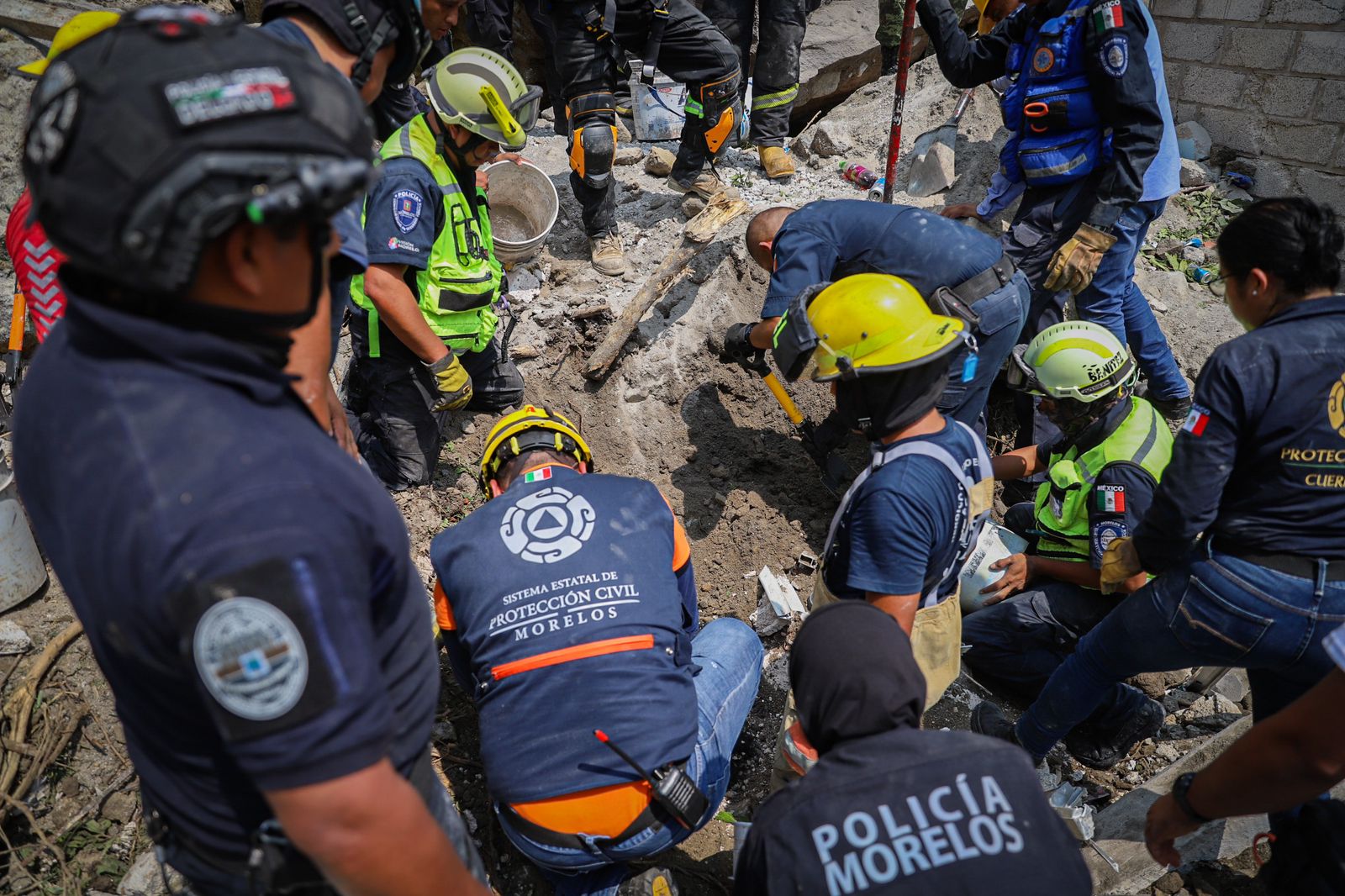 [GALERÍA] Rescatan a madre e hija abrazadas bajo escombros de derrumbe en Cuernavaca