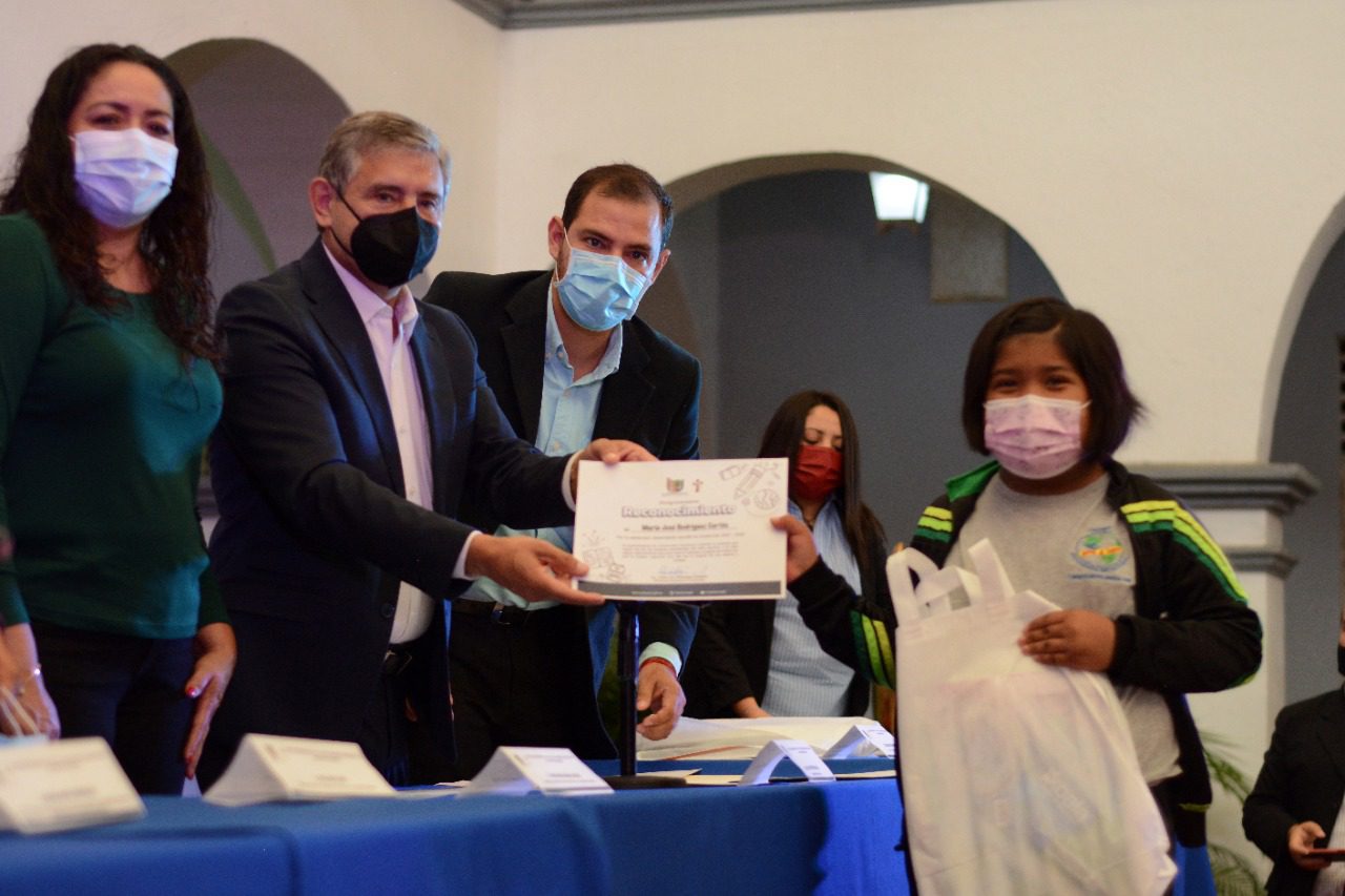 Entregan becas a hijos de trabajadores sindicalizados de Cuernavaca