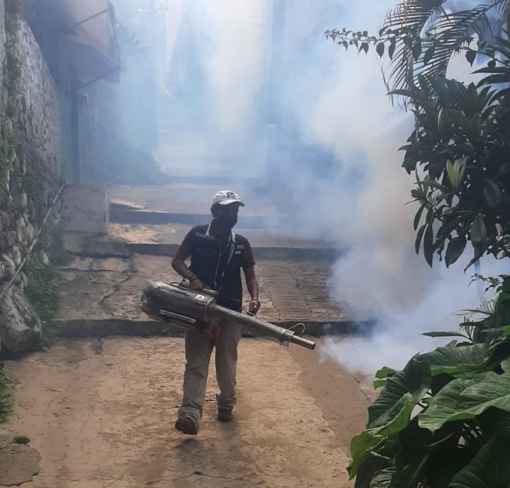Fumigan colonias de Cuernavaca contra mosquitos del dengue