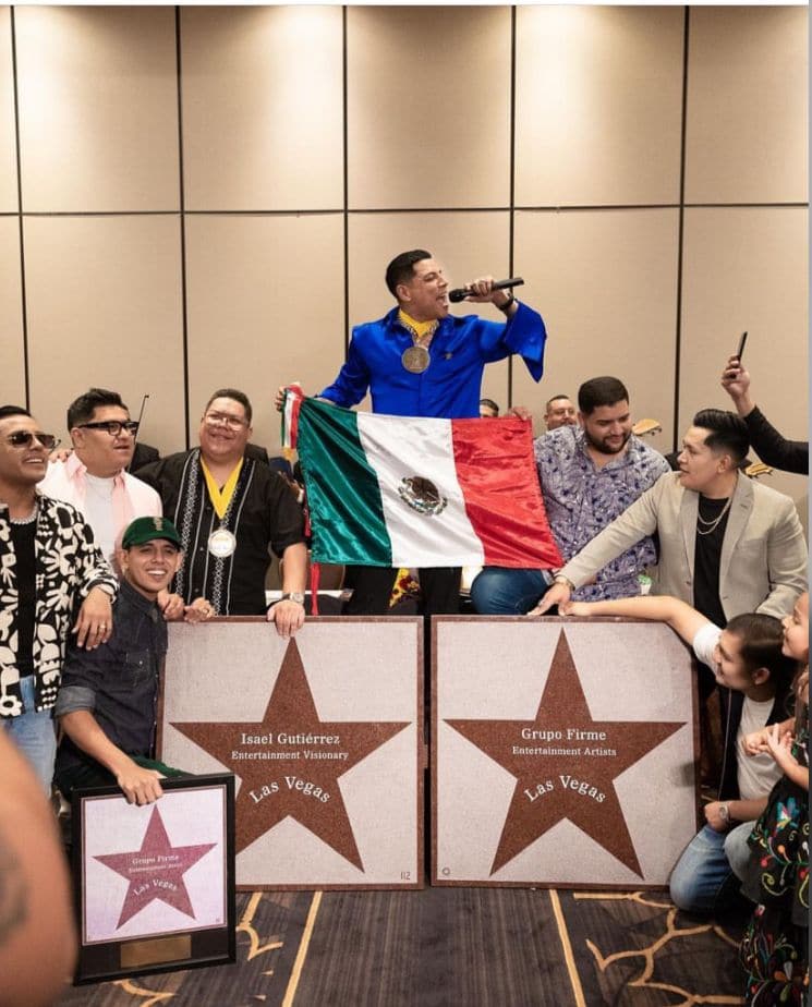 Grupo Firme recibe la estre la estrella número 111 en Las Vegas