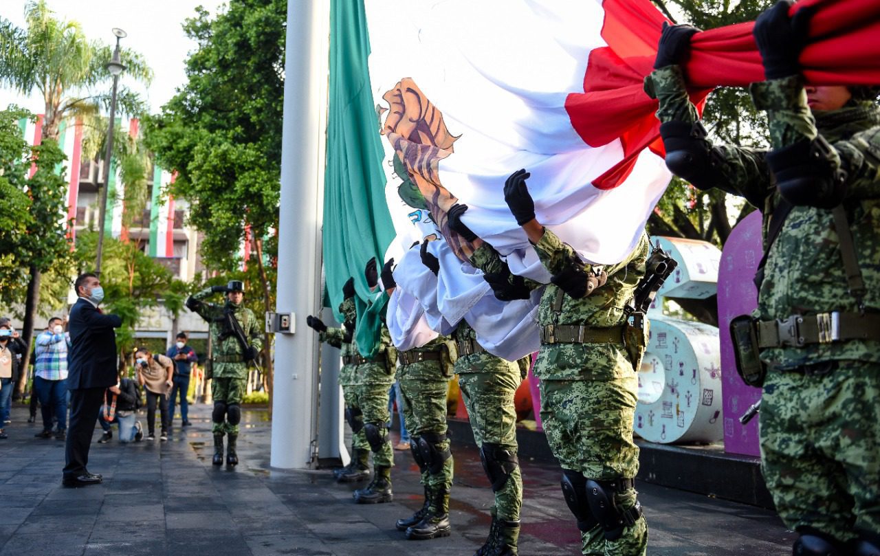 Inician festejos patrios en Morelos; izan la Bandera en el zócalo de Cuernavaca