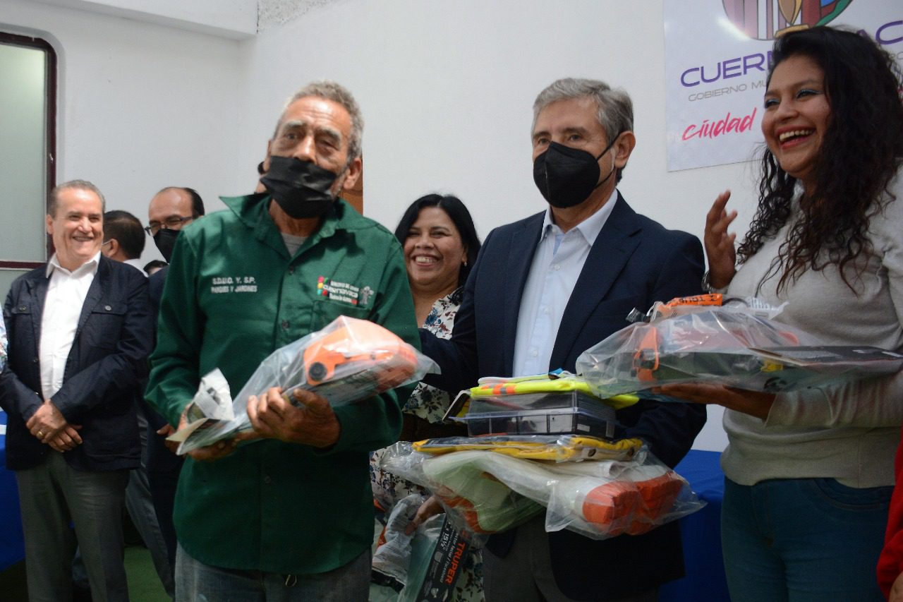 Entrega Cuernavaca equipo a trabajadores de servicios públicos