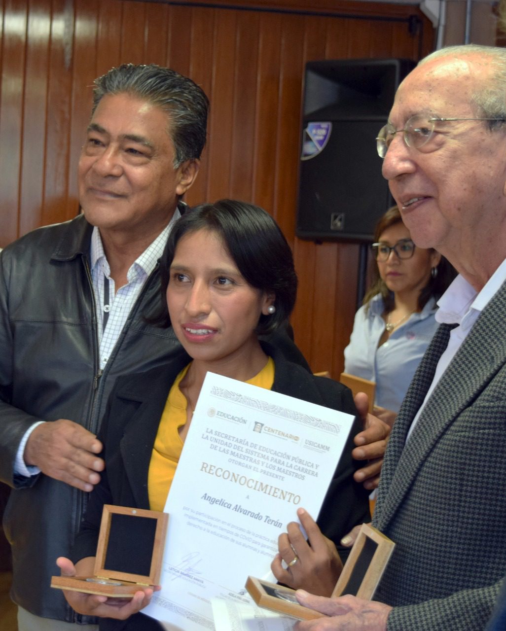 Premian a maestras y maestros por su labor en la pandemia
