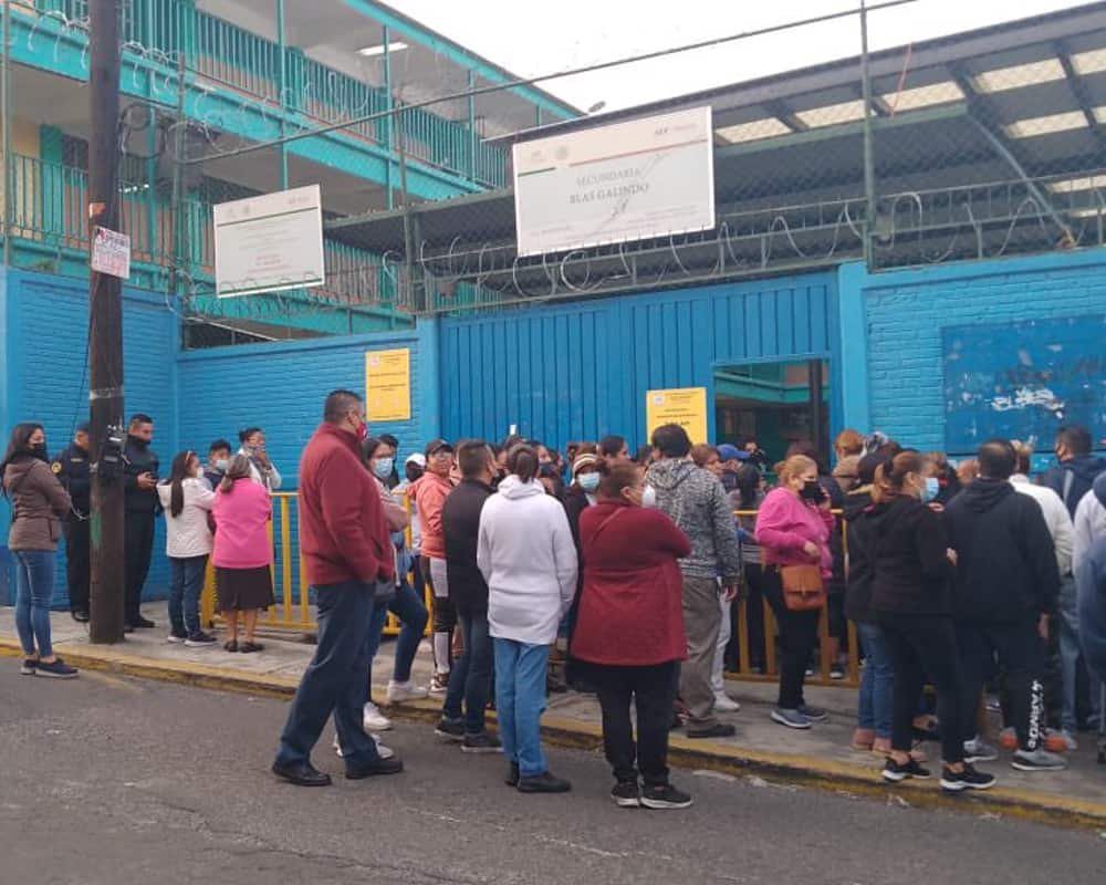 NIÑO de secundaria APUÑALA a su COMPAÑERO en pleno salón de clases, en Iztapalapa