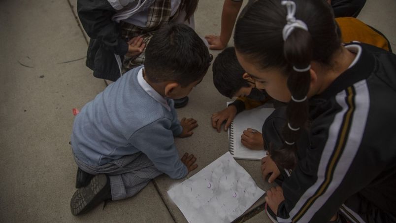 Niñas amenazaron con un cuchillo a compañero de escuela
