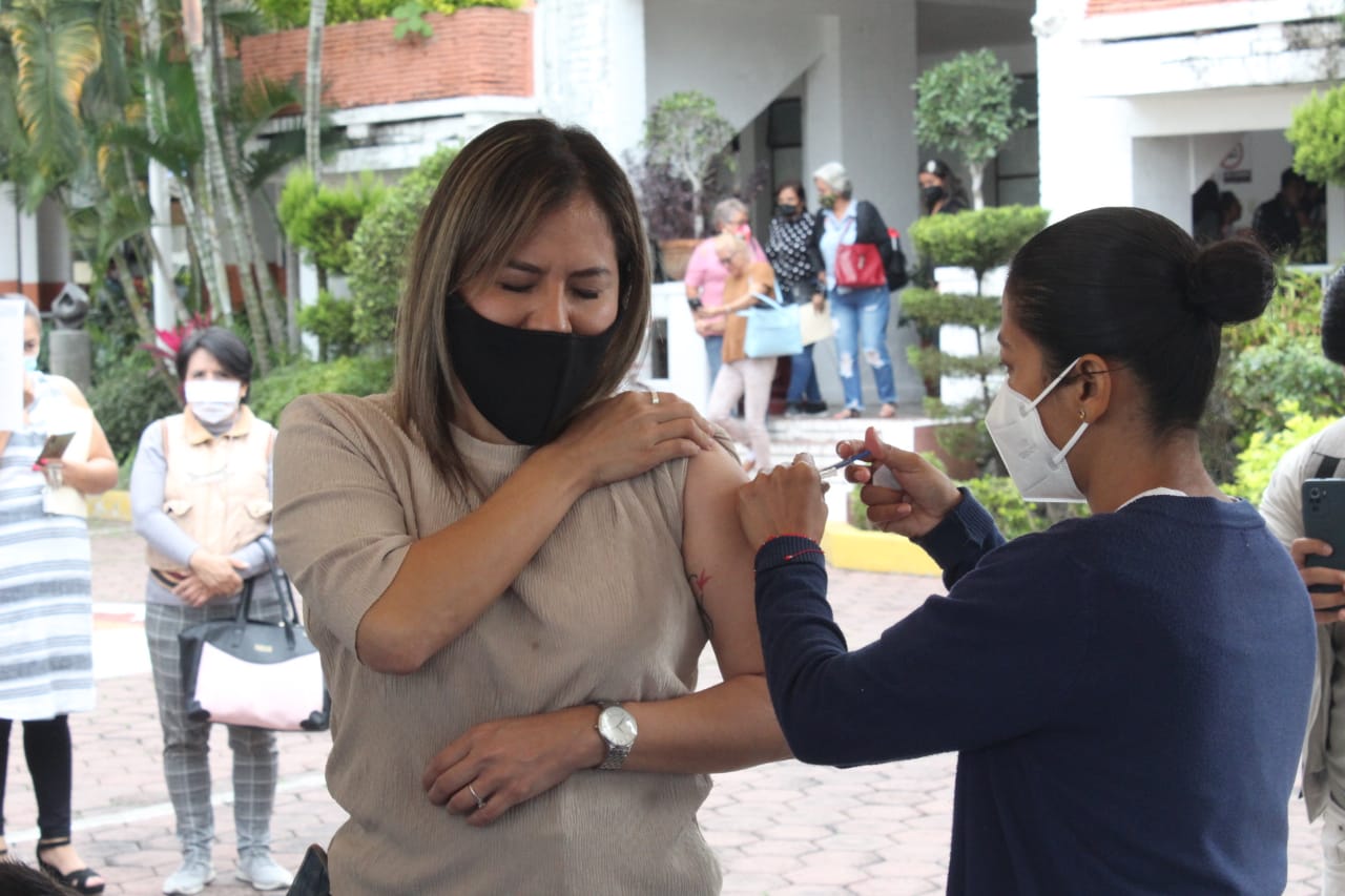 Vacunan a más de 300 personas contra la influenza en Cuernavaca