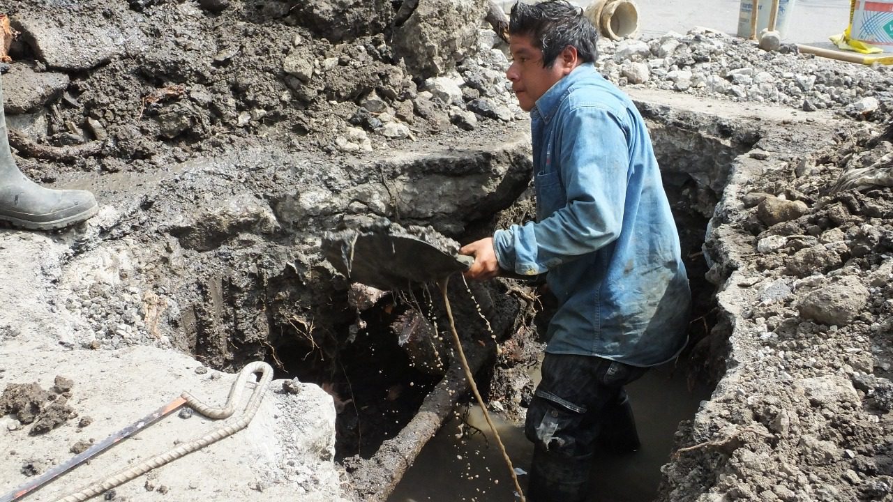 Reparan fuga de agua en Bosques de Cuernavaca