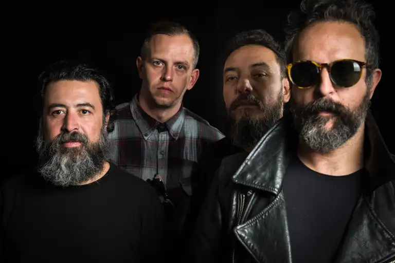 (VIDEO): Molotov y un grupo chileno se agarran a golpes en plena presentación