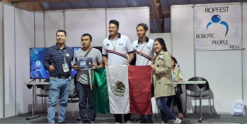 Morelenses triunfan en competencia internacional de robótica en Colombia