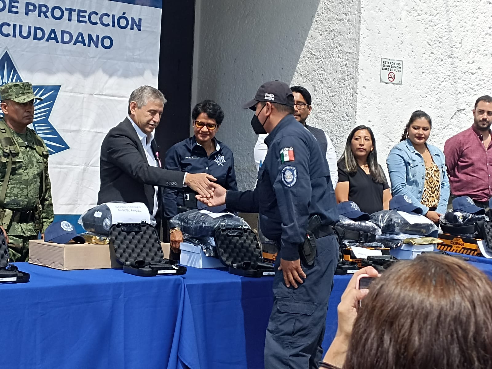 Entregan uniformes y equipo a policías de Cuernavaca