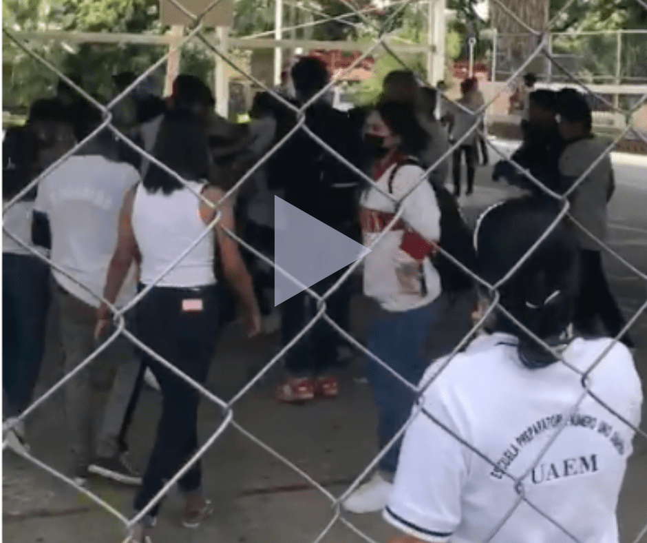 [VIDEO] Graban pelea campal en la Prepa 1 de la UAEM Morelos