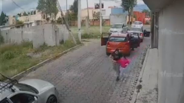 [VIDEO] Momento exacto del secuestro de una niña en Tlaxcala