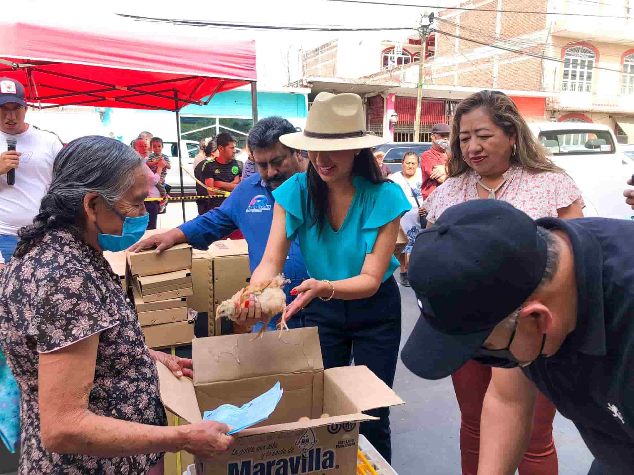 Entregan aves de corral a más de 200 familias en Atlatlahucan