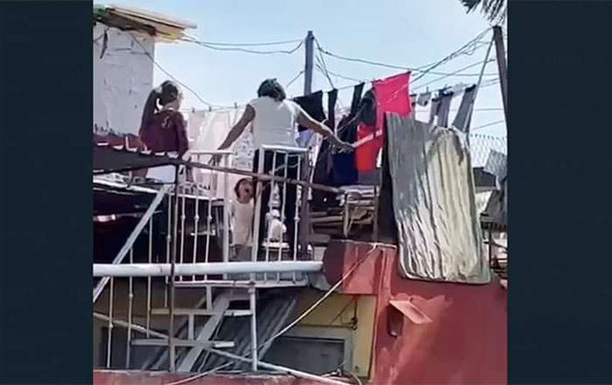 [VIDEO] Mujer golpea con un palo a bebé de dos años