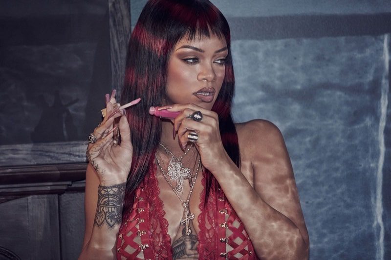 Así lucieron Ángela Aguilar, Anitta y Johnny Depp en el desfile de modas de Rihanna