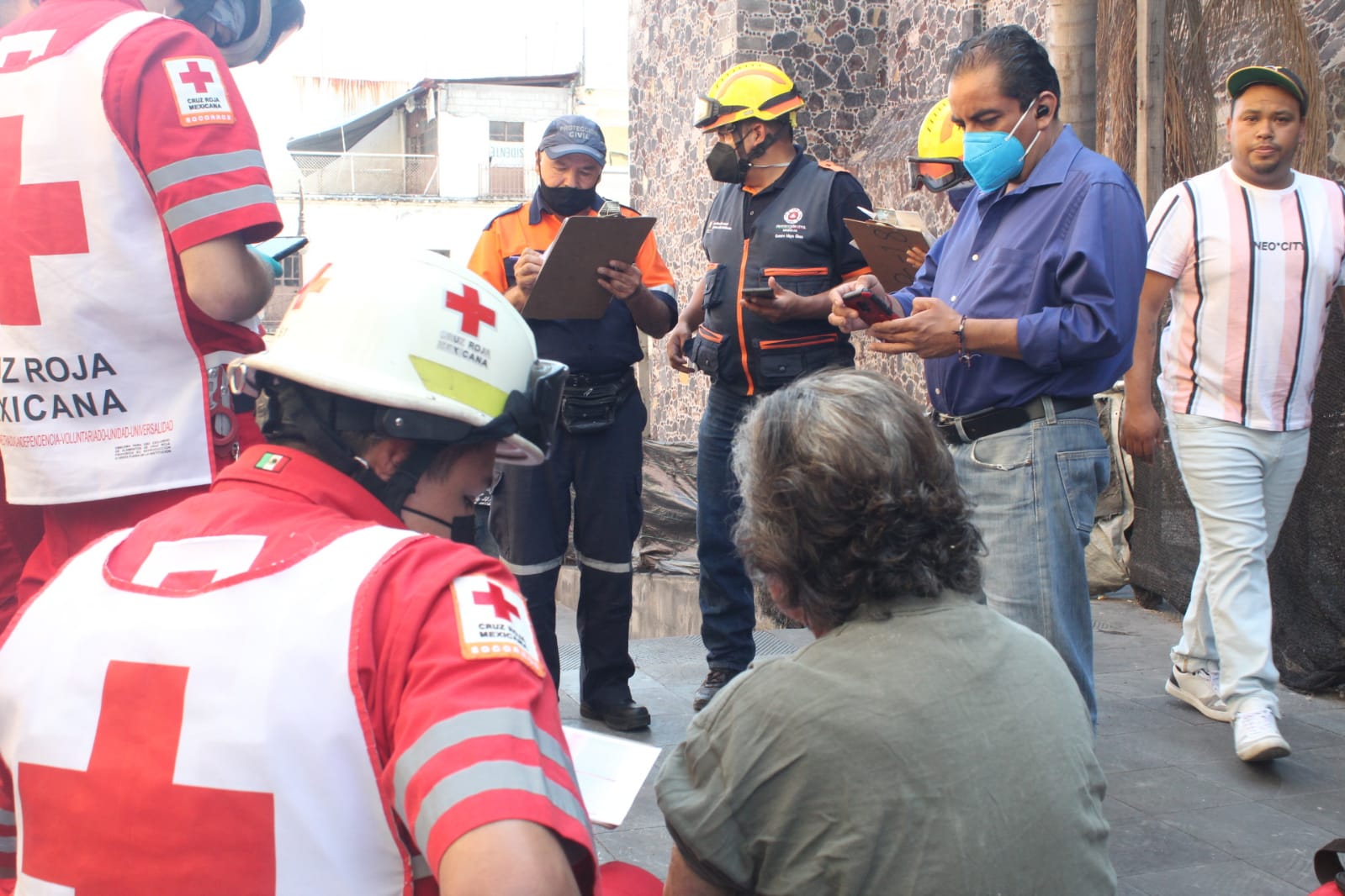 Caen escombros en la cabeza de señora de 85 años en Centro de Cuernavaca
