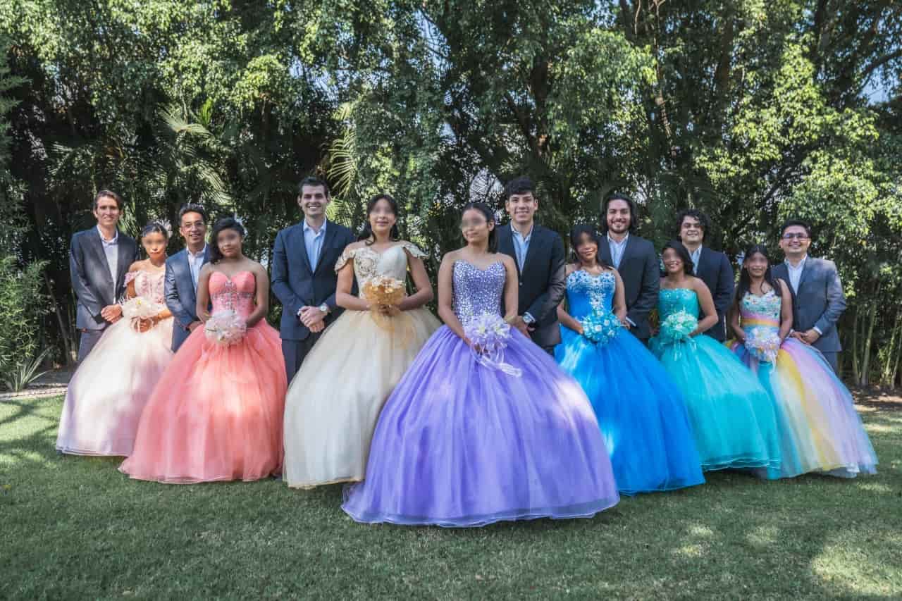Celebran fiesta de XV años a adolescentes del sistema DIF