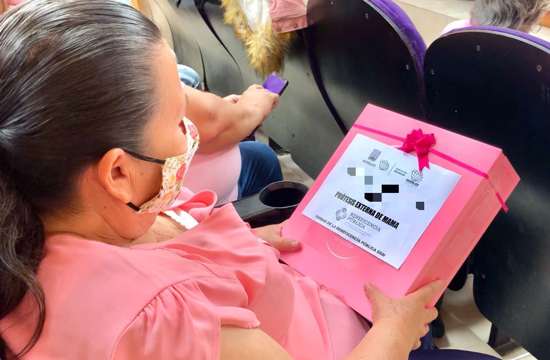 Mujeres sobrevivientes de cáncer recibierón prótesis externas de mama