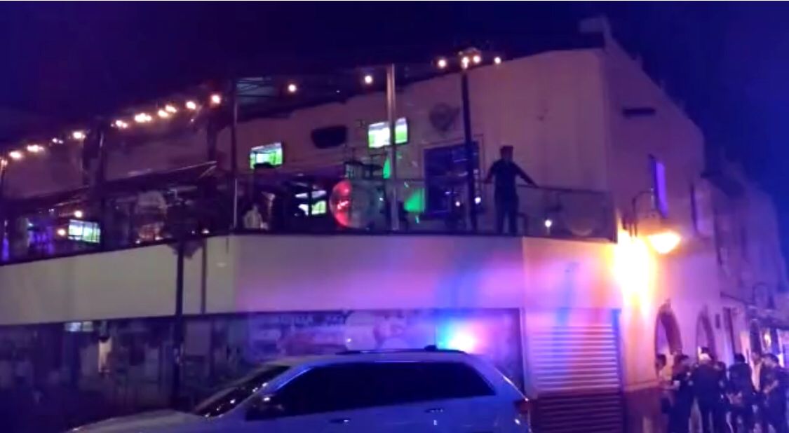 Hieren con arma de fuego a joven en bar de Cuernavaca