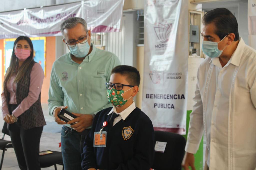Estudiantes de Cuautla reciben gratuitamente lentes graduados