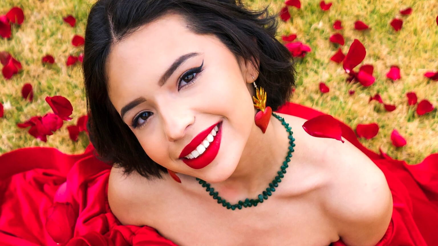 (VIDEO): Angela Aguilar cae al subir al escenario a mitad de canción