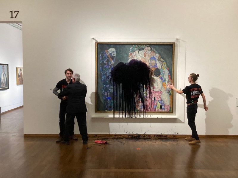 Activistas dañan con pintura negra el cuadro “Muerte y Vida” de Gustav Klimt
