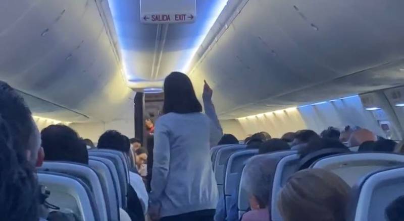 (VIDEO): AMLO es reprendido por una mujer en vuelo a Mérida