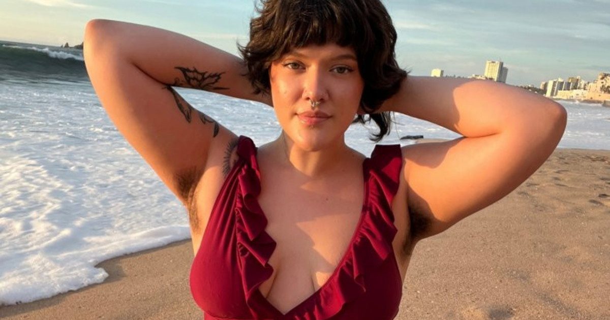 Mujer trans triunfa mostrando sus axilas sin depilar en Only Fans