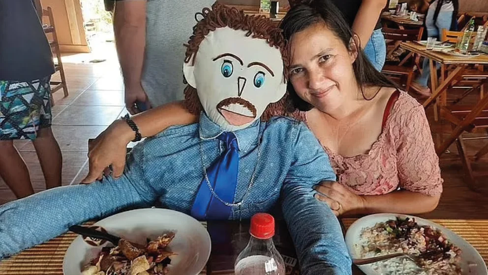 Mujer que se casó con muñeco de trapo, lo acusa de infiel
