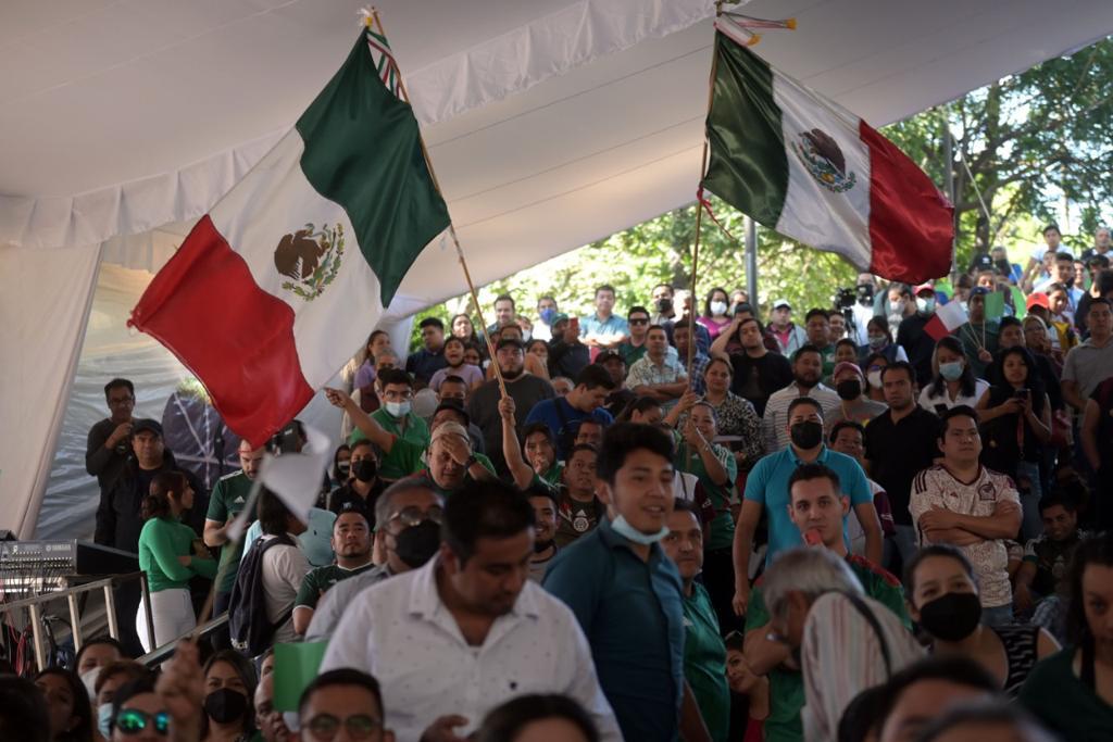 Disfrutan del partido México-Polonia en el zócalo de Cuernavaca