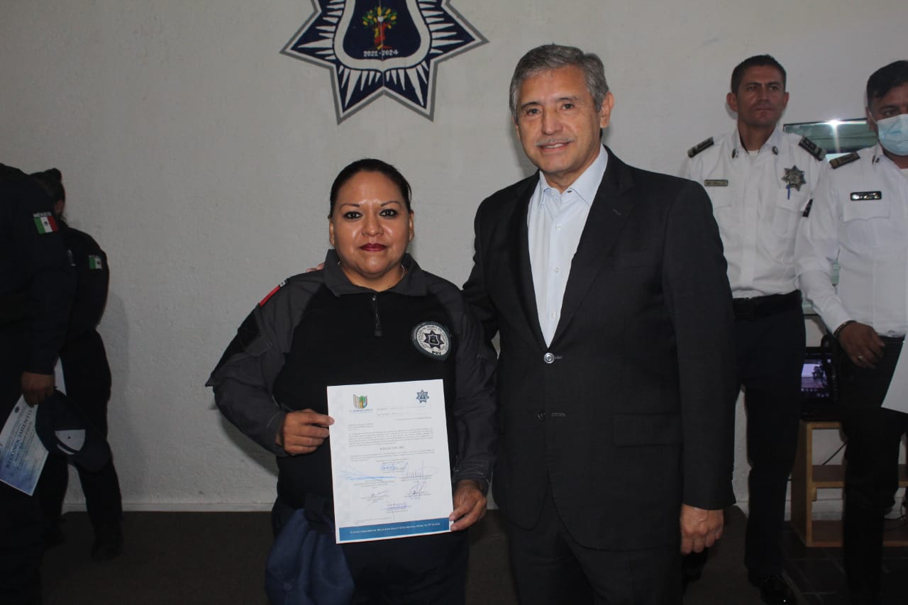 Ascienden a policías de Cuernavaca tras aprobar servicio profesional