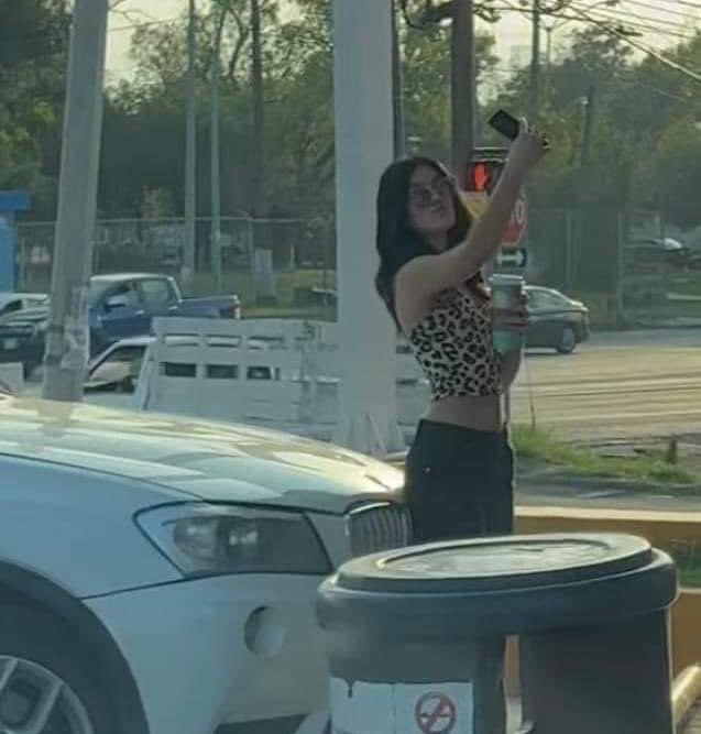 Joven es captada vaciando un café de Oxxo en un vaso de Starbucks