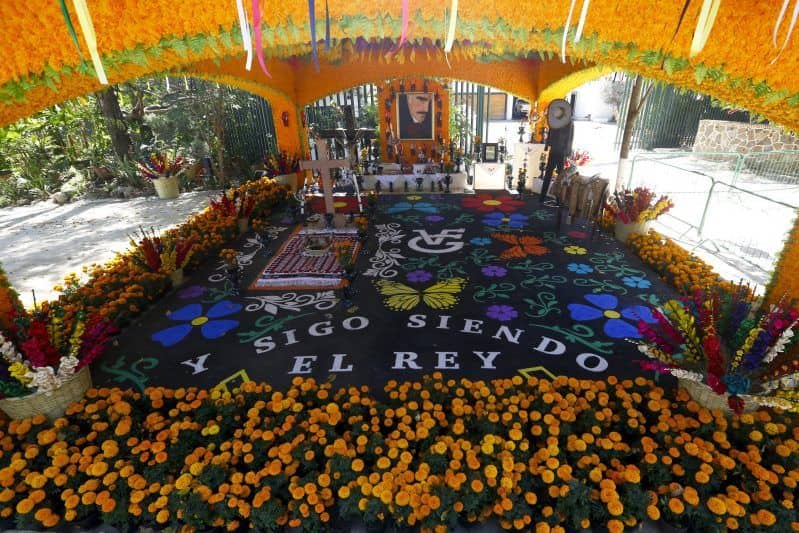 Abren las puertas al público del rancho para visitar ofrenda de Vicente Fernández
