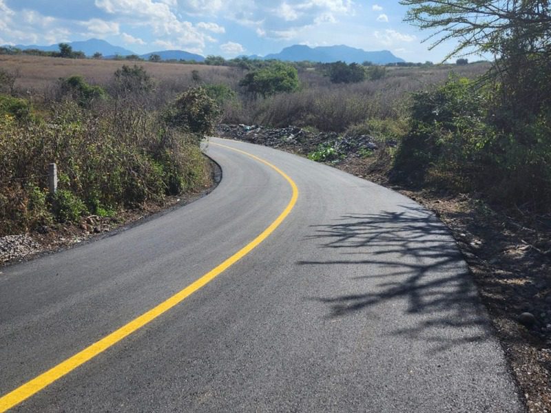 Rehabilitan acceso a la comunidad Miahuatlán en Amacuzac