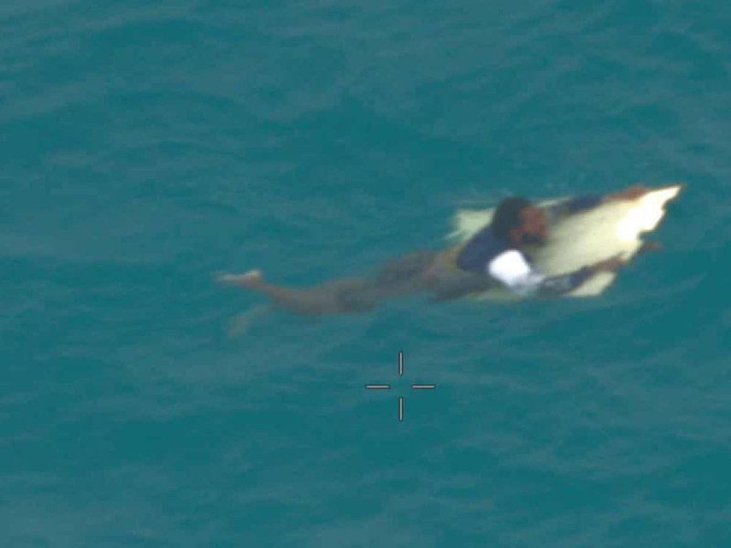 Hombre sobrevive a naufragio en aguas con cocodrilos y tiburones