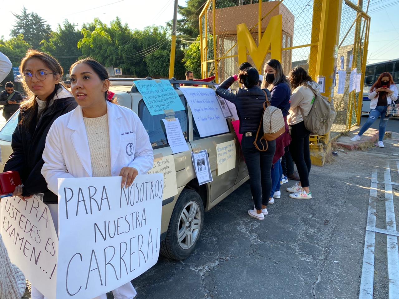 Protestan estudiantes de medicina de la UAEM; exigen 140 plazas