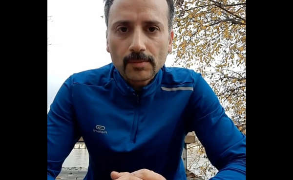 Hombre iraní protesta de manera devastadora