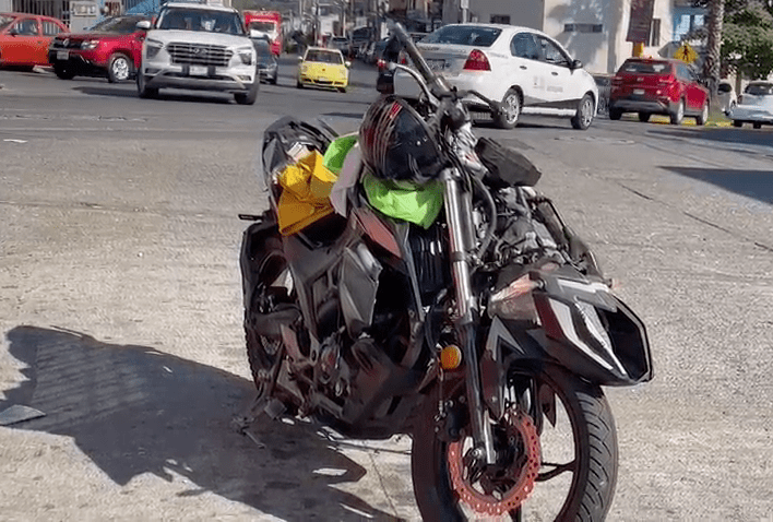 Víctima de robo persigue a ladrones y los atropella en Cuernavaca
