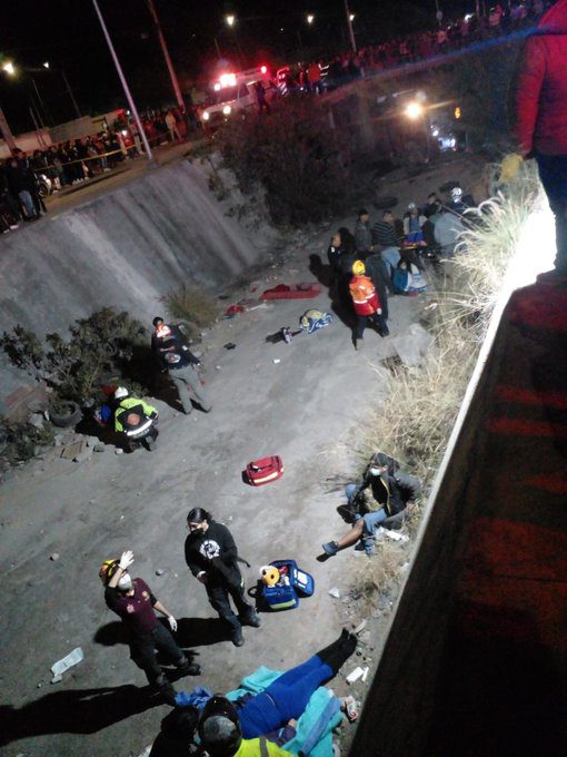 Camión con pasajeros cae a canal en Escobedo, Nuevo León