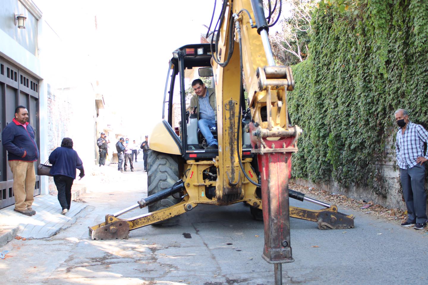 Rafael Sánchez Zavala, da banderazo de inicio a pavimentación de la calle Juan Morales en Yecapixtla