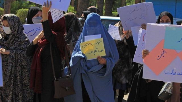 El Talibán prohíbe a mujeres asistir a universidad en Afganistán