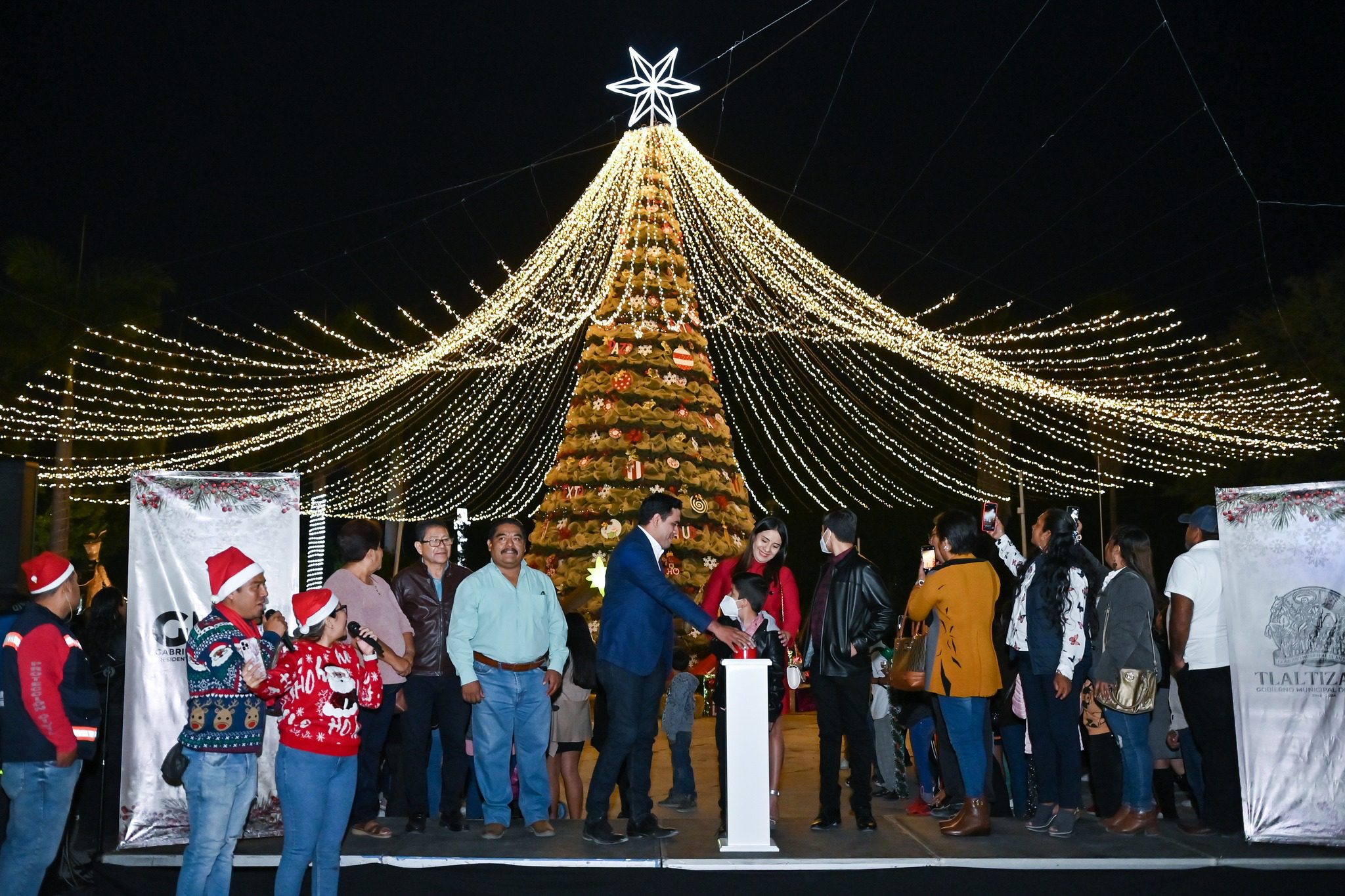 Llega la Navidad a Tlaltizapán con encendido de árbol y caravana
