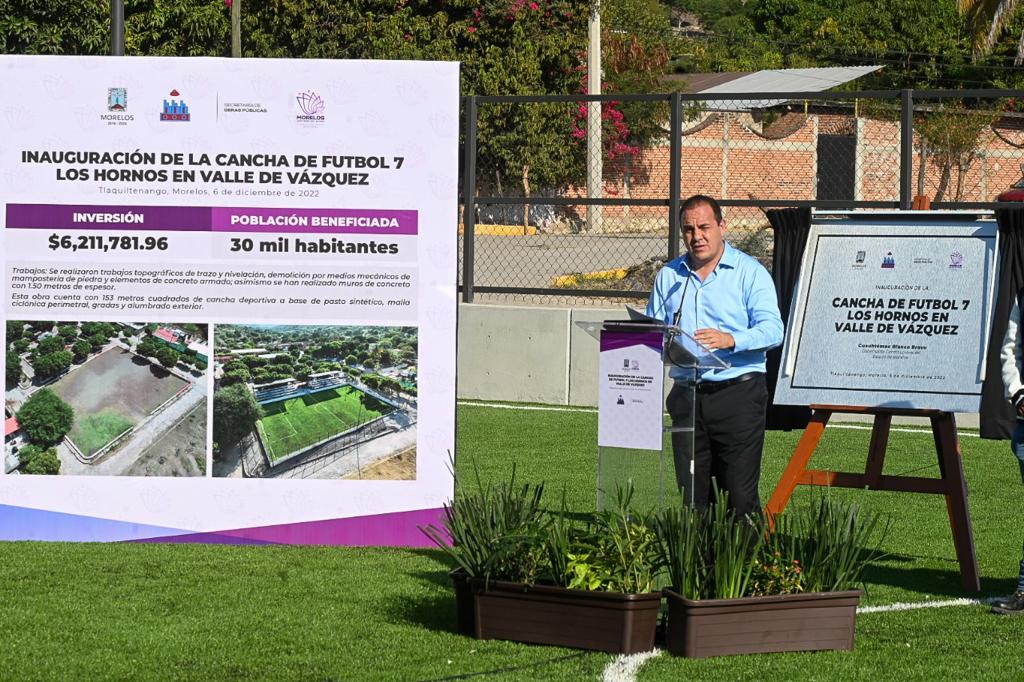 Entrega Cuauhtémoc Blanco cancha para impulso del deporte en Tlaquiltenango