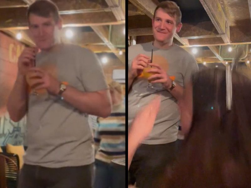 Joven se mete debajo de la mesa y consigue pretendiente en segundos