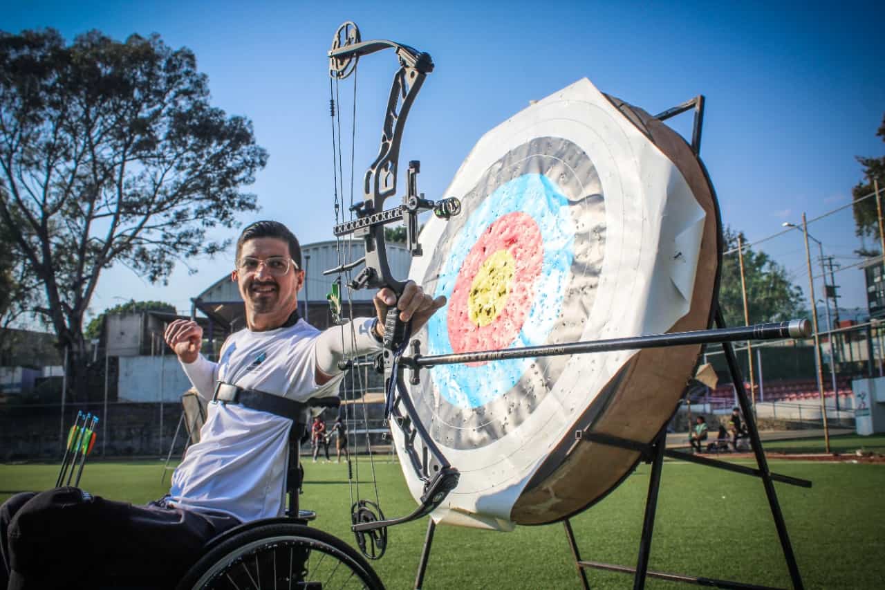 Carlos Moreno primer atleta morelense con discapacidad en entrenar tiro con arco