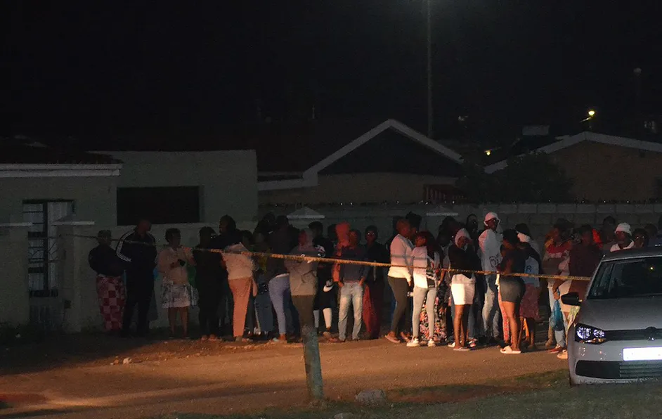 Mu3r3n ocho personas por tiroteo en Sudáfrica