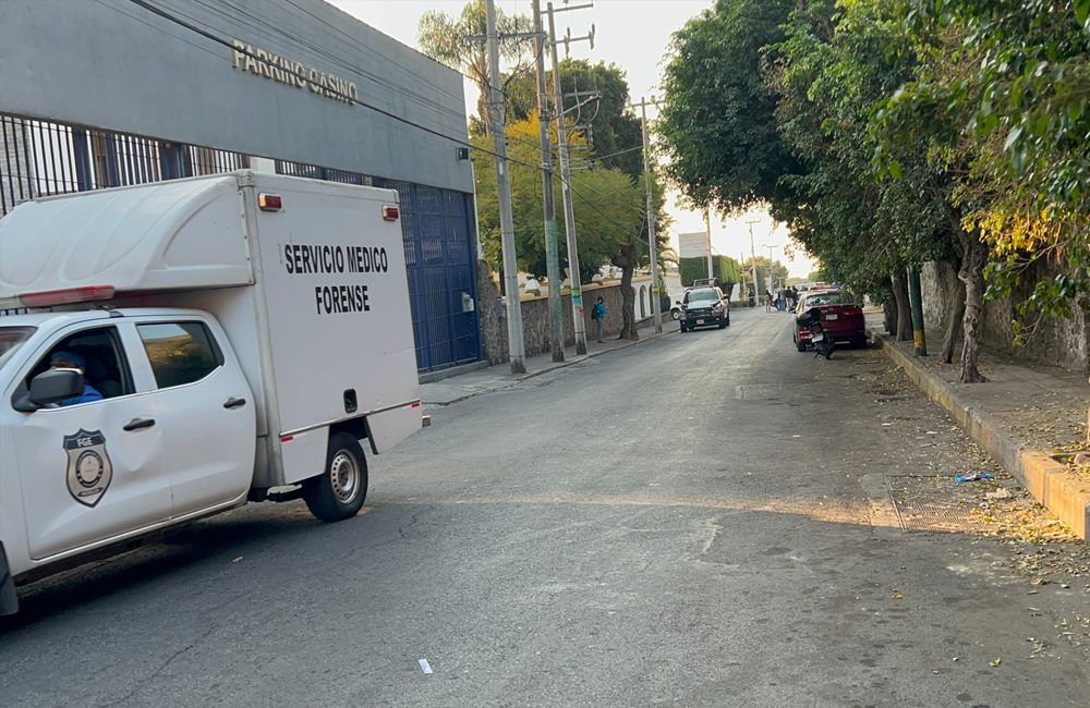 Sujeto mu3r3 tras aventarse de una camioneta en movimiento
