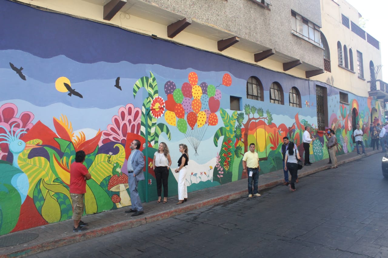 Artistas firman mural en la calle Agustín Güemes de Cuernavaca