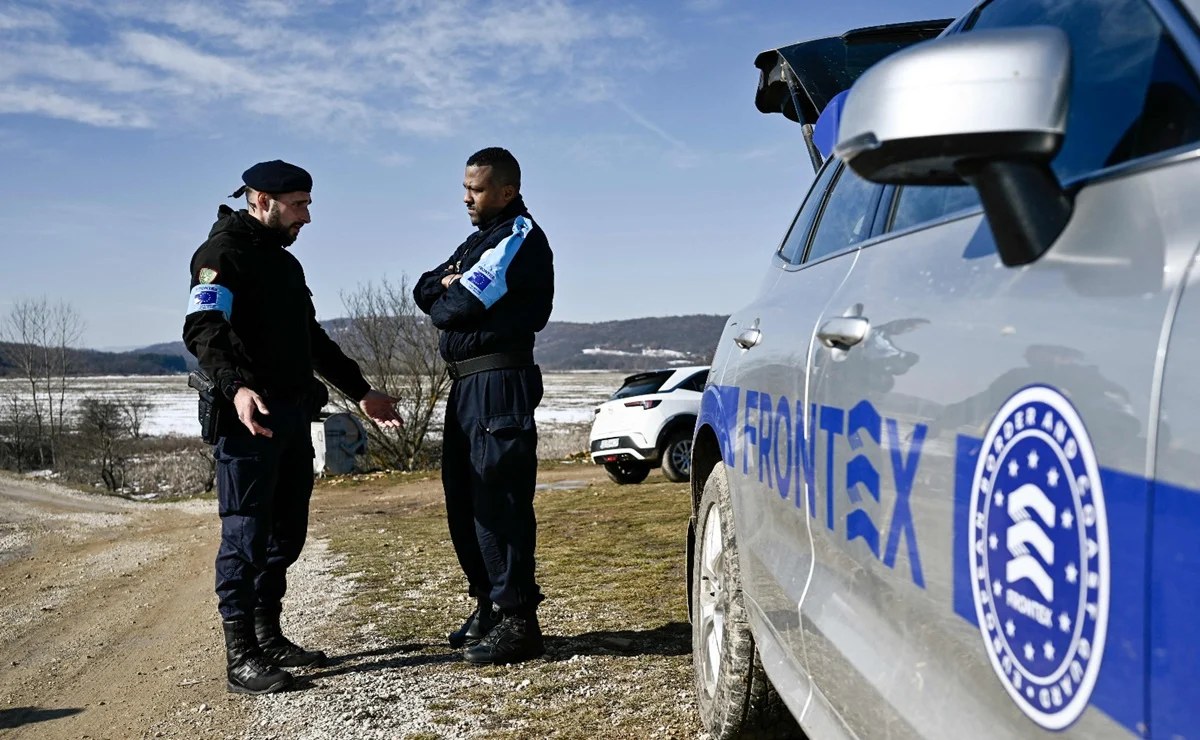 Hallan a 18 migrantes sin vida en camión de Bulgaria